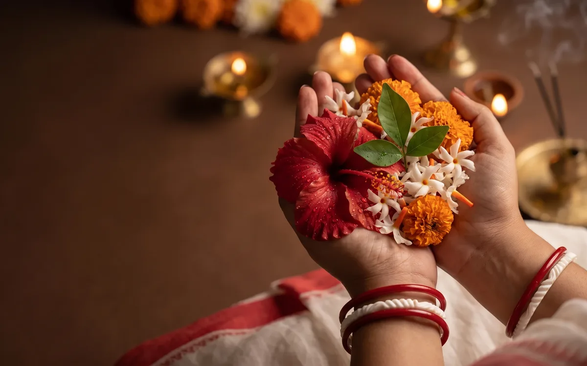 Pushpanjali: Meaning, Mantra & Sacred Flowers